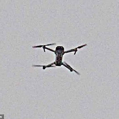 Drone pilot tries to take photos of Meghan’s new home on the Heathrow flight path 👉👉 Click the LINK IN BIO